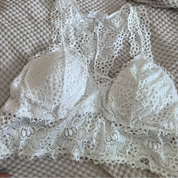 boutique Other - BOUTIQUE PLUS SIZE WHITE LACE BRALETTE